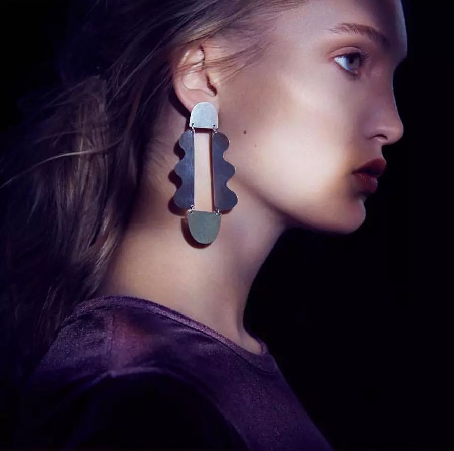 不差钱的女人的特点,为什么那么多人都喜欢佩戴耳环