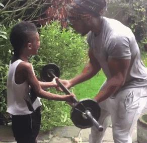 大屌哥的儿子小小年纪就已经练成了肌肉男，真是虎父无犬子