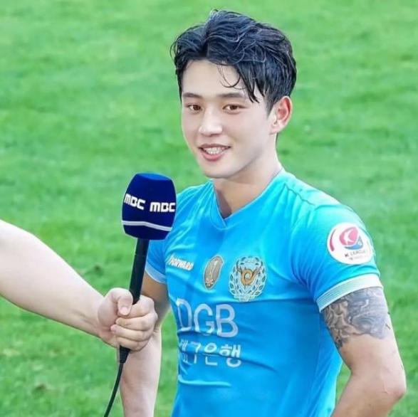 1997年的韩国爱豆男,韩国足球长得最帅的男球星是谁