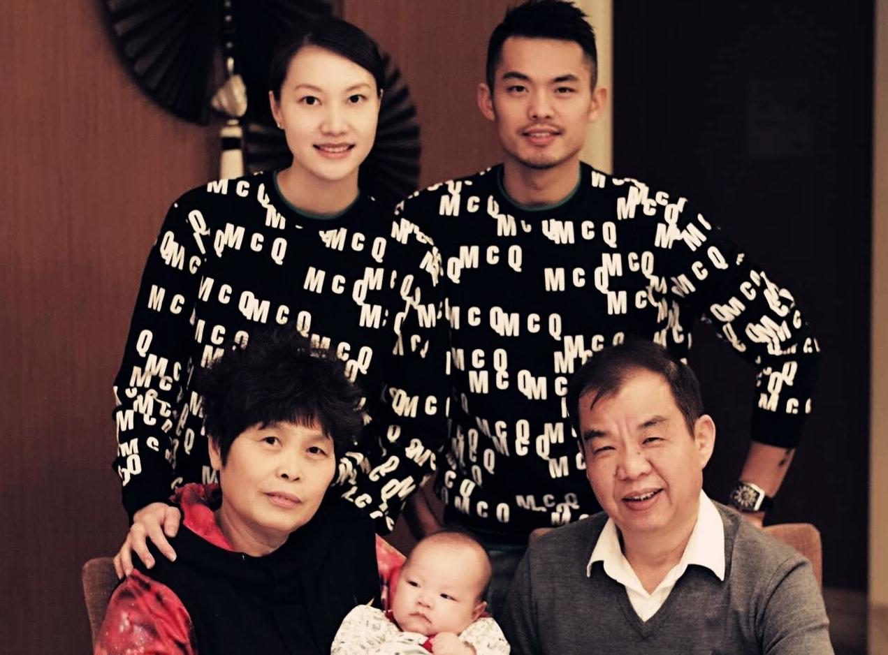 林丹爱子小羽和傅海峰照片,林丹和王小羽打羽毛球的视频