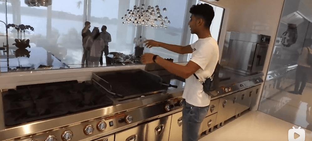 迪拜小哥豪宅,迪拜土豪哥卖劳斯莱斯