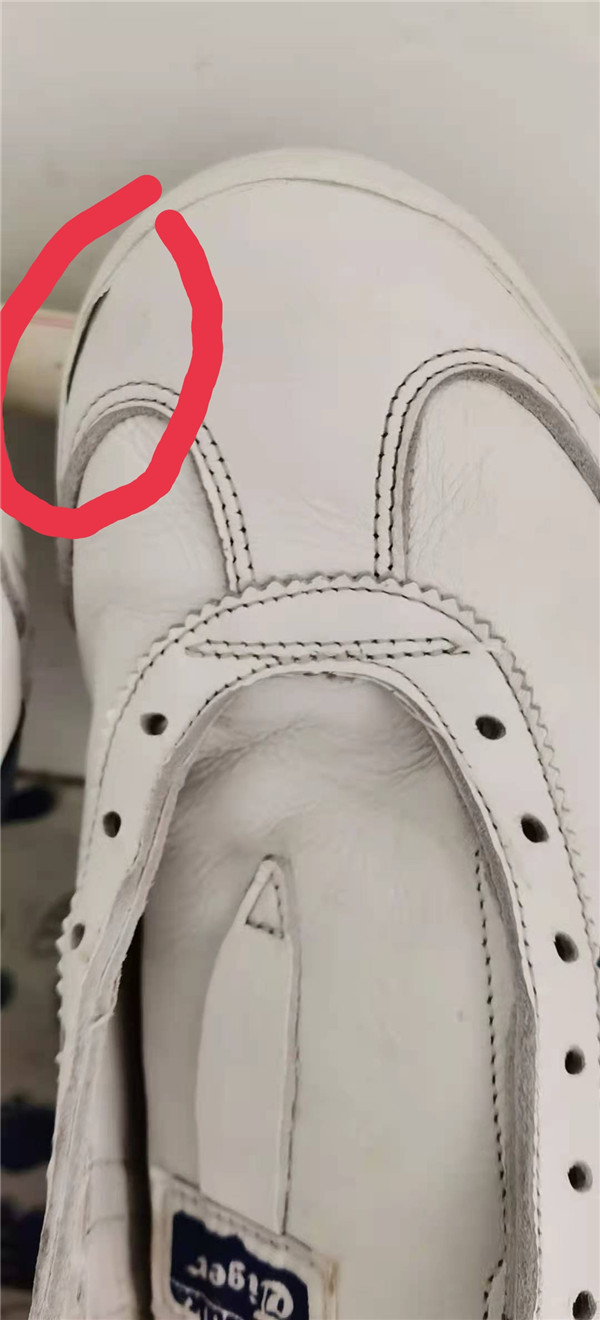 男子在免税店买国际大牌皮鞋送人，不料对方刚穿三天就开胶了