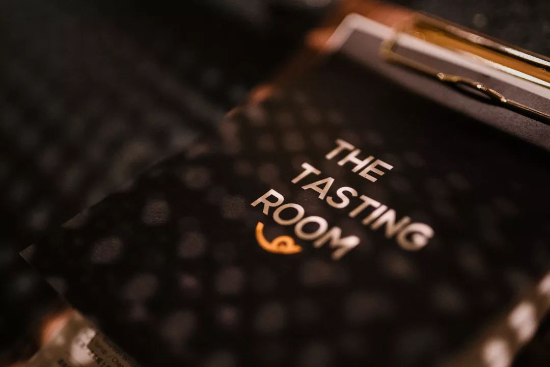 在110㎡空间里创造了两个世界，成都这个酒吧允许你上班时饮酒