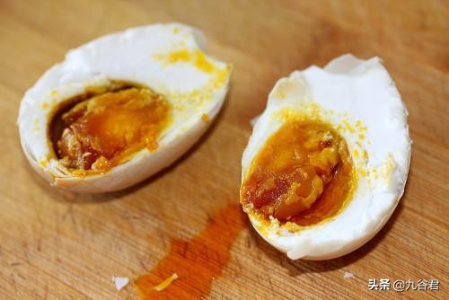 咸鸭蛋怎么会出油,咸鸭蛋为什么会出油多