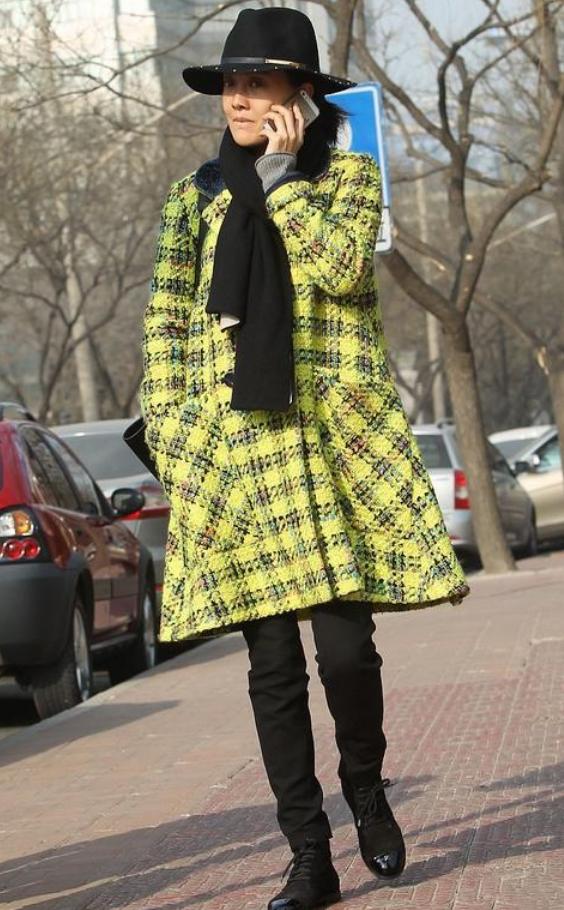 牛莉同款粉色大衣,牛莉出席活动穿一身白色西装图片