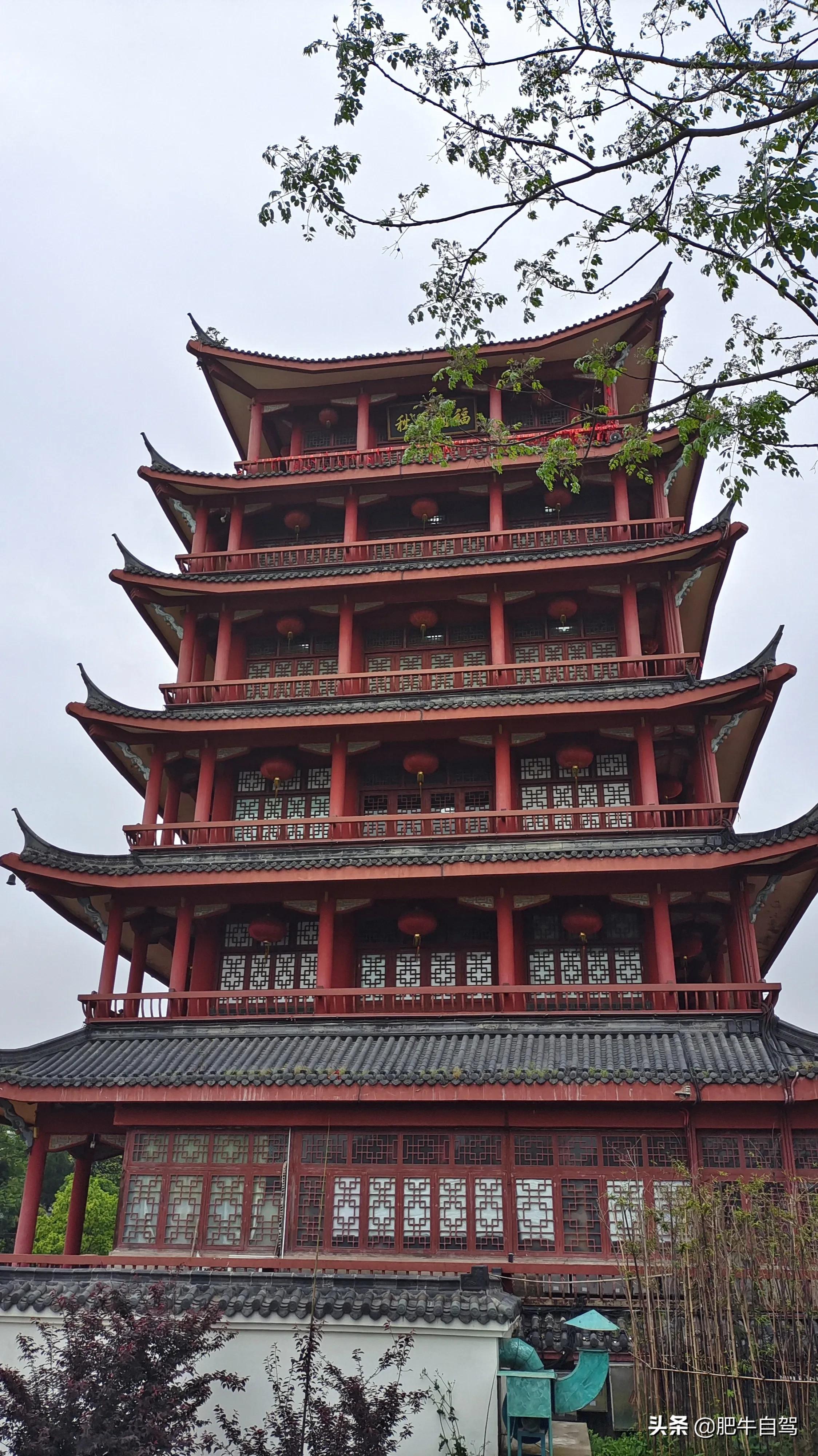 这古镇既有江南的小桥流水,更有原味的古色古香,它就是三河古镇