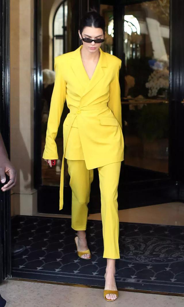 正装西装怎样搭配才显得柔和,西装要怎么搭配穿起来才好看