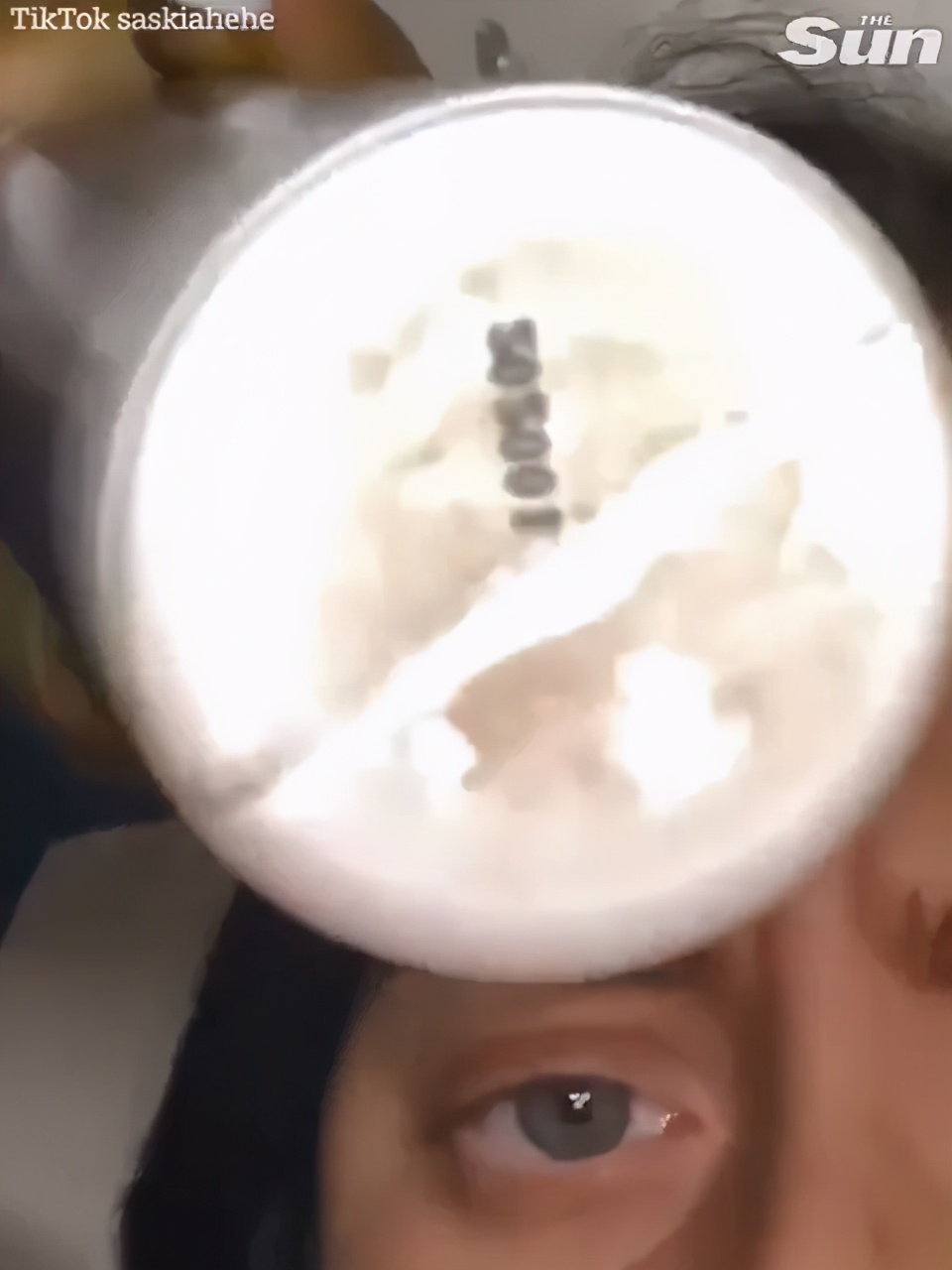 美国妹纸使用过期一年的美黑乳液，全身变绿，自嘲变成怪物史莱克