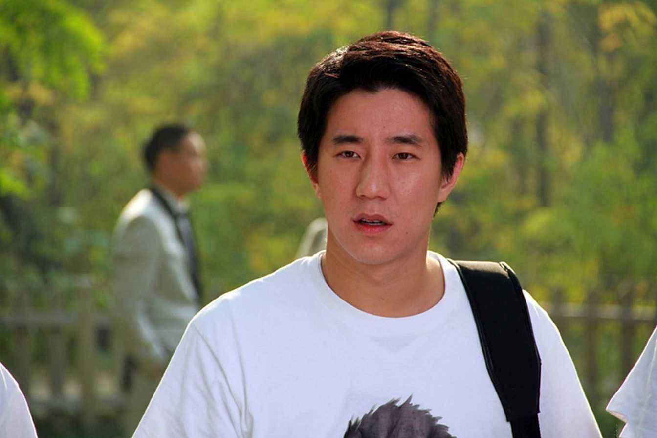 父亲是巨星，母亲是影后，却因吸毒入狱，将一手好牌打烂