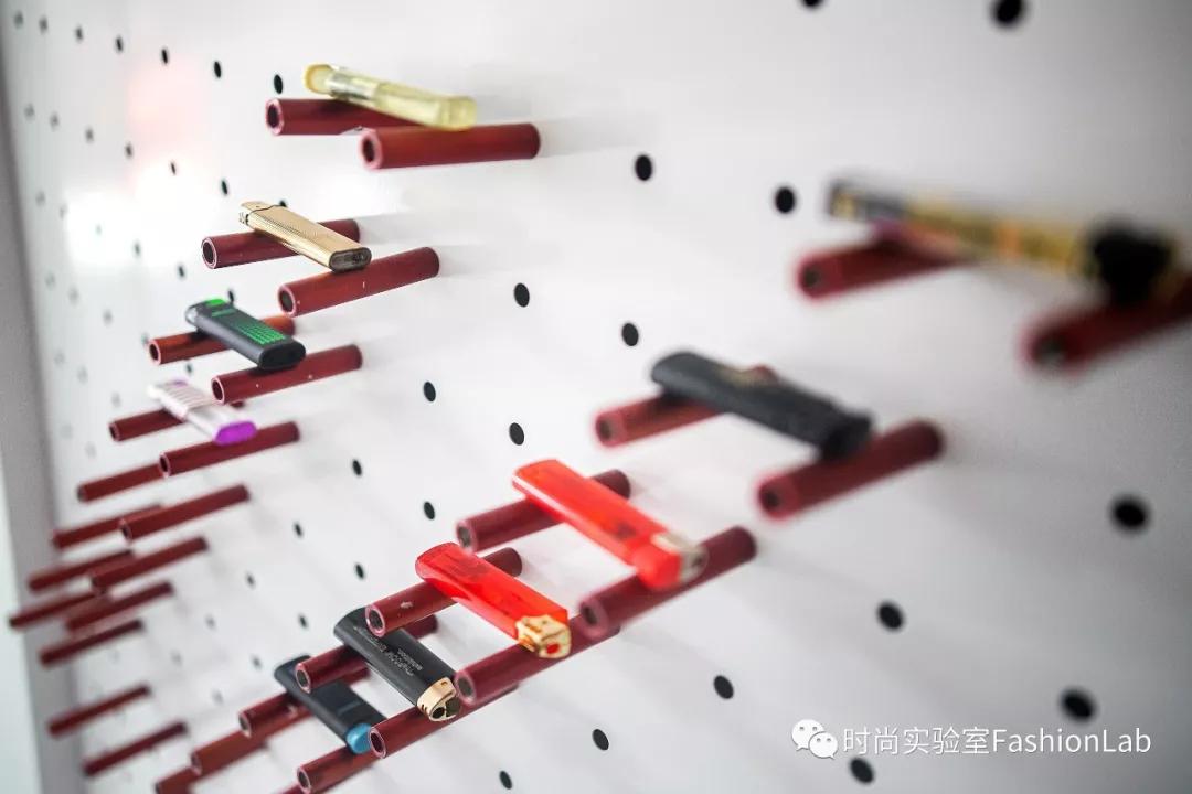 无论他多有钱都会拿走你的打火机,不管你的朋友多有钱都会拿打火机