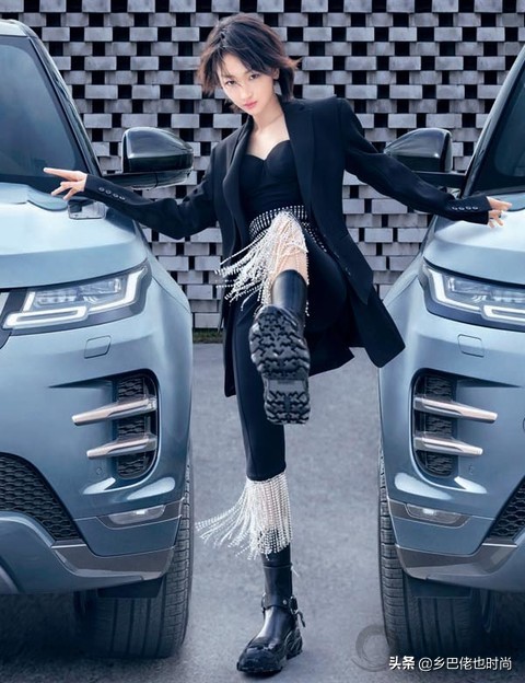 周冬雨被热议,周冬雨刚出道和张艺谋一起采访