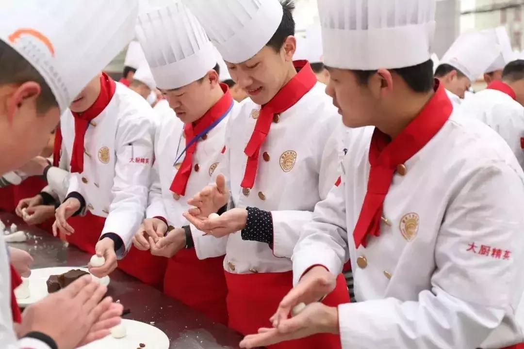 蓝翔技校和新东方烹饪学校哪个好,新东方烹饪学校现在怎么样了