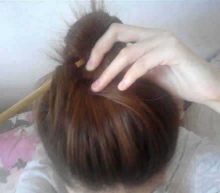 一根筷子快速盘发,中短发一根筷子盘发慢动作