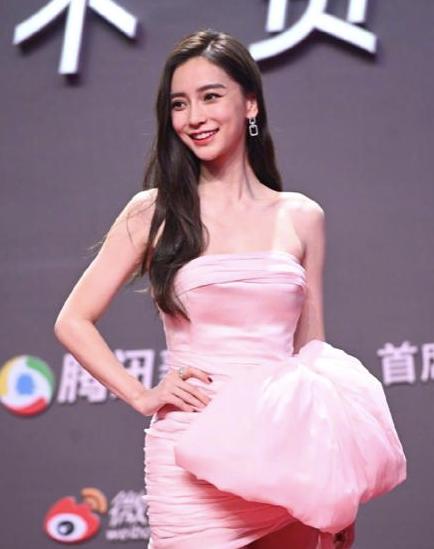 腾讯发布会红毯现场:热巴秀长腿,杨超越甜美,童瑶得罪造型师?