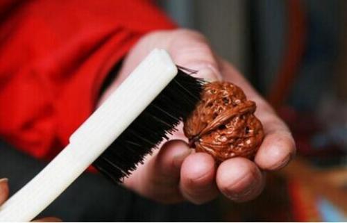 文玩核桃酱色到红色需要盘多久,什么品种的文玩核桃盘出来最漂亮