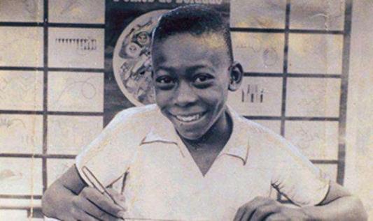 一个绰号成就一代球王，3次手捧大力神杯的男人曾经是个擦鞋少年