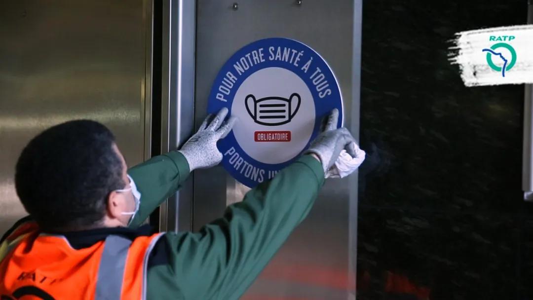 在贴满了一百万张贴纸之后，我快不认识巴黎地铁了…