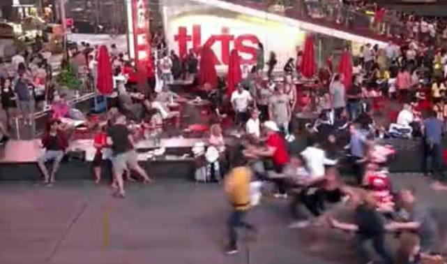 美民众已草木皆兵：摩托车回火当枪声，数千人集体奔逃，至少18伤