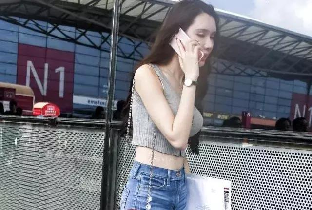 修身牛仔裤也能穿出性感气质,修身牛仔裤展现迷人曲线身姿