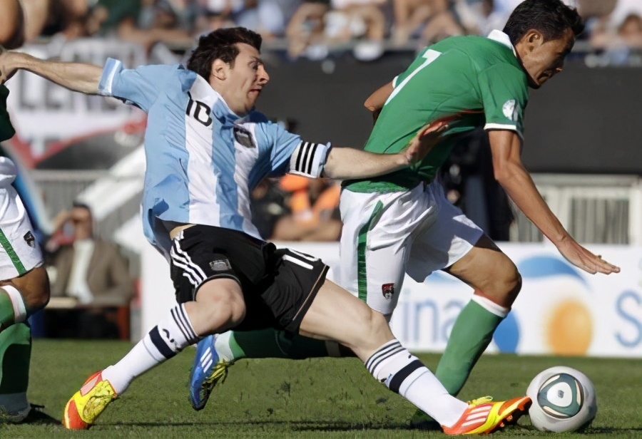 世预赛梅西又被坑，推射进球被吹，国家队生涯还有多少悲催经历？