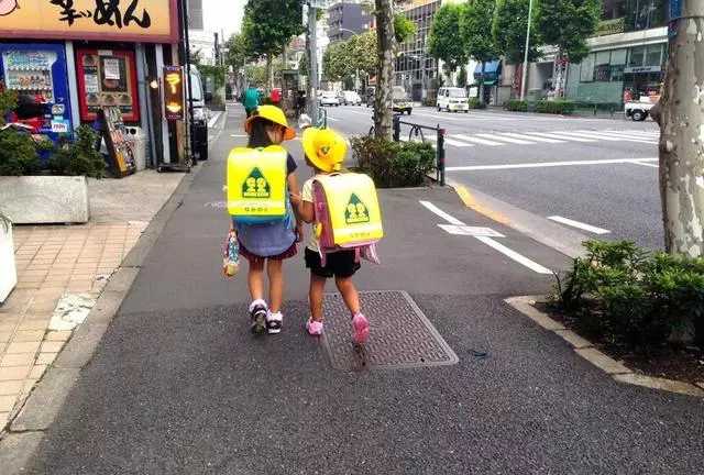 日本小朋友背着书包,日本小学生背的书包