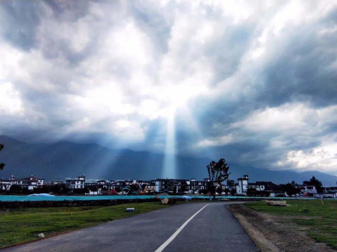 大理客栈月租百元，散步、读书、摆摊