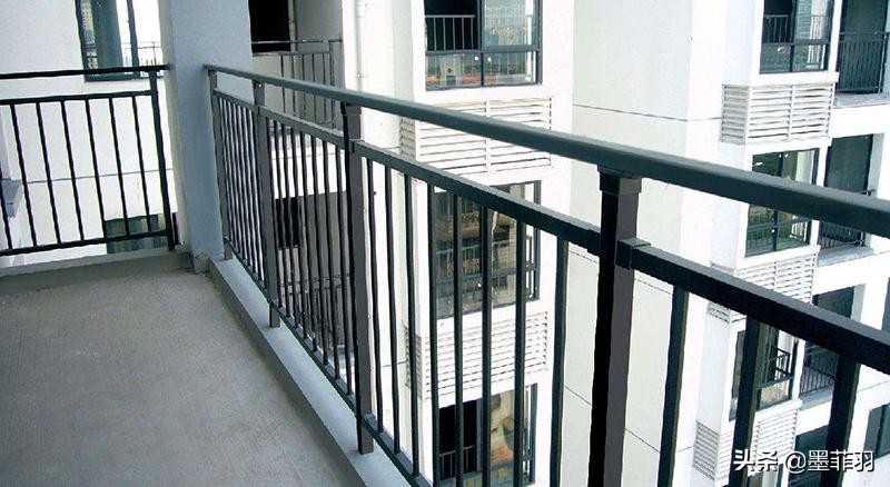 这是我见过最“高”的阳台，全是碎砖块渣，网友：有危险还添堵