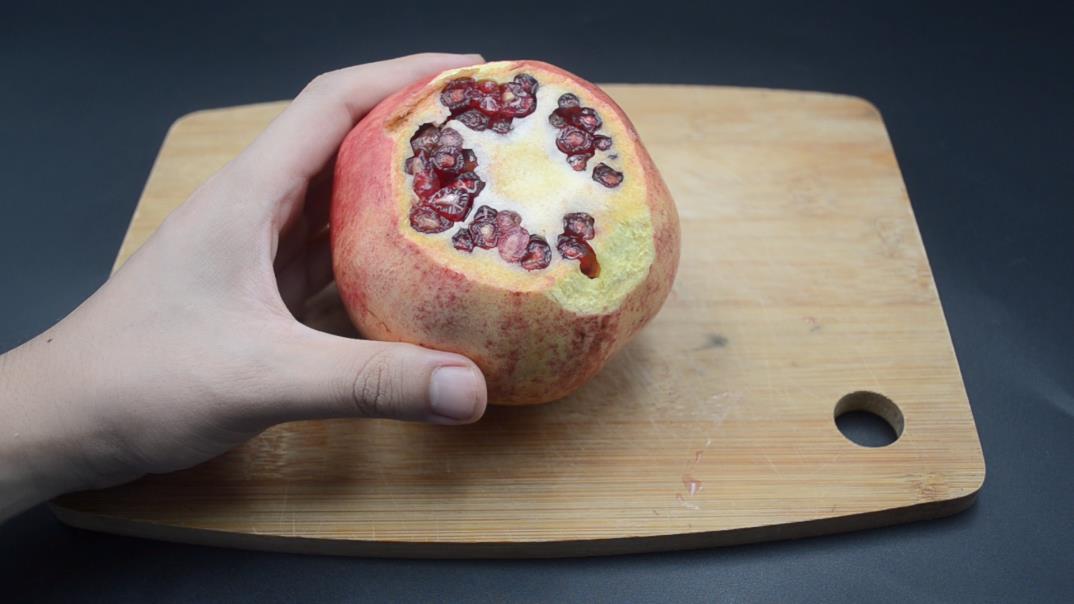 教你快速正确剥石榴的方法,剥石榴的小妙招只需要两步即可