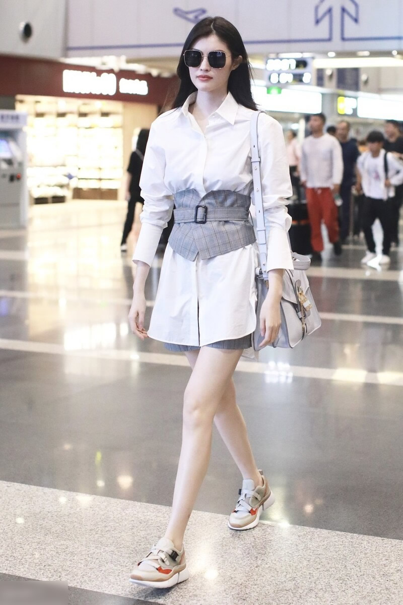 长款白衬衫咋穿美？沈梦辰张含韵伊能静都有心得，清爽时尚特别酷
