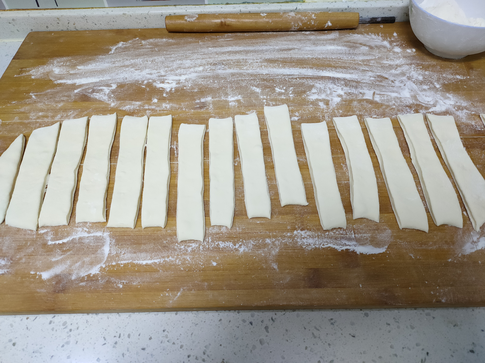 炸油条放了油条蓬松粉还放酵母吗,炸油条发硬不蓬松怎么快速解决