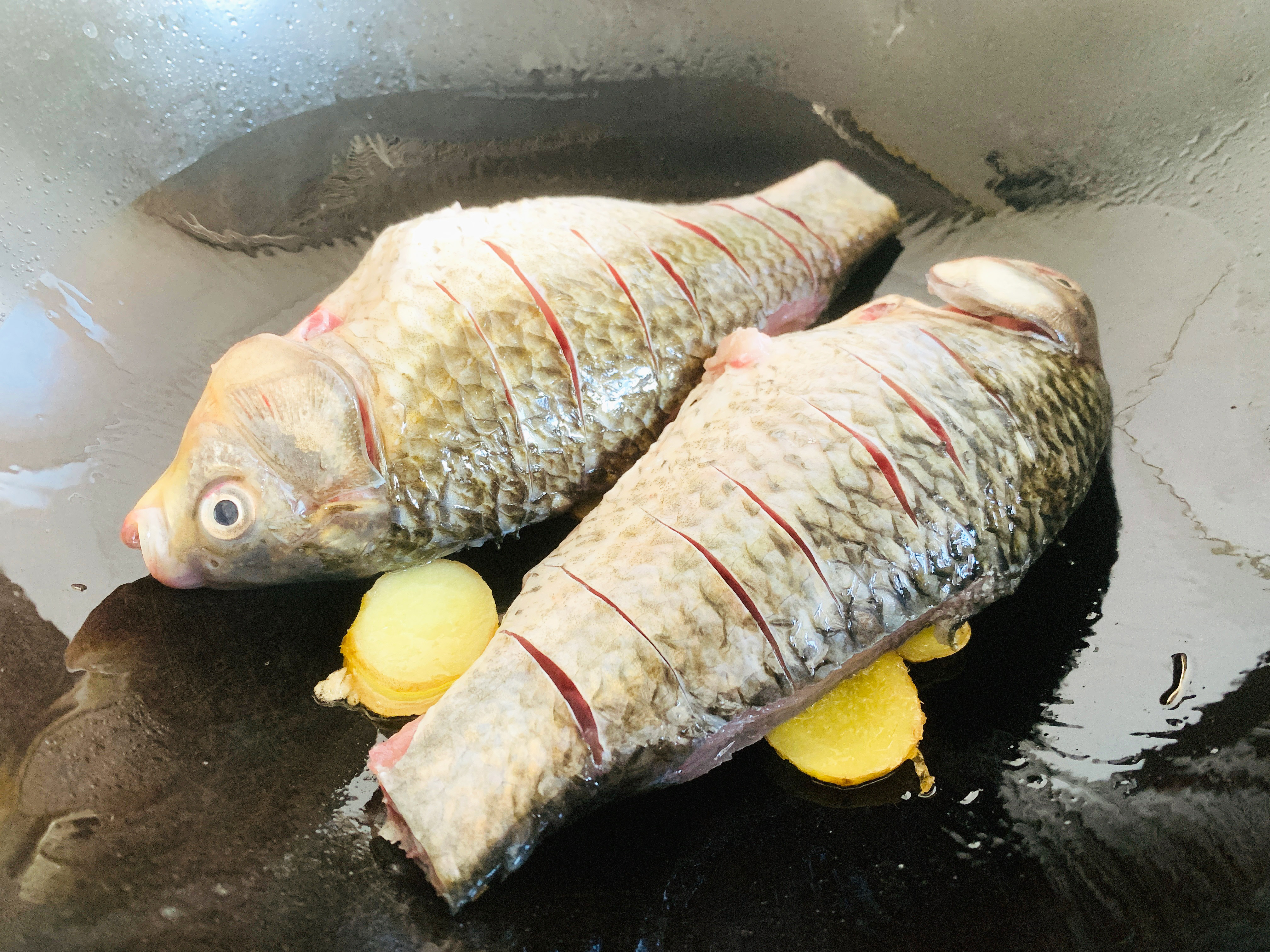 鱼汤的做法鲫鱼炖豆腐放什么材料,鲫鱼炖豆腐豆腐怎么更入味