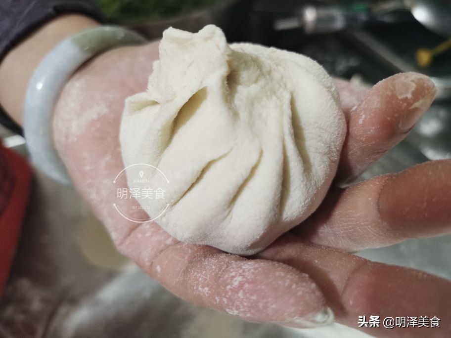 这种蔬菜很少生虫，用它做馅蒸包子，味道鲜香，我一次能吃四五个