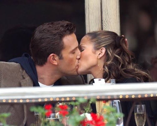 亲密热吻!好莱坞男神和电臀天后分手17年,复合1月超激情