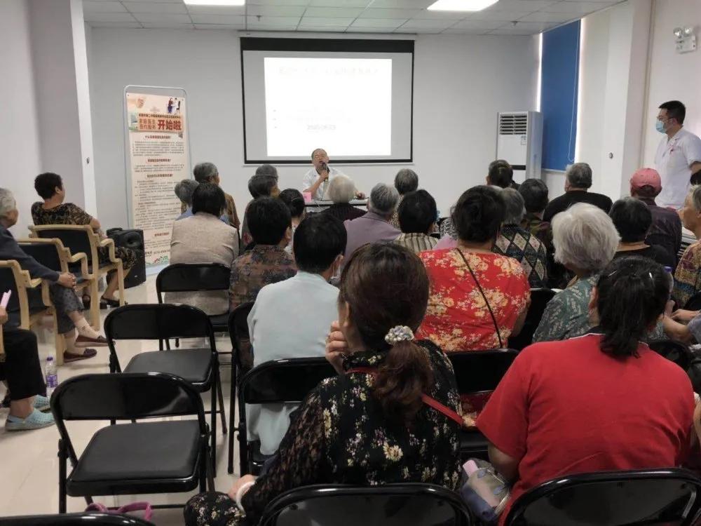 社区卫生服务中心走访,百家湖社区卫生服务中心工作人员