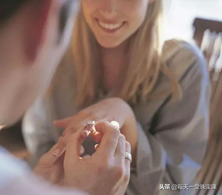 现在买到的钻石都是人造钻石吗,为什么人造钻石比天然钻石品质好