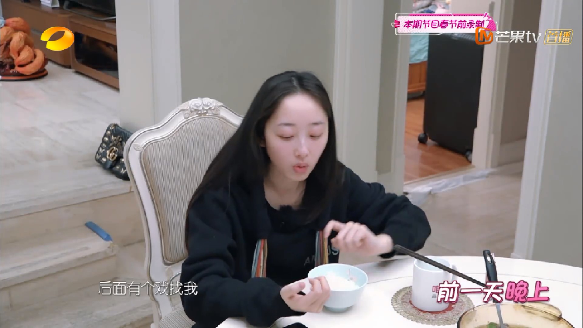 赚钱不易！专车司机月入1.5万，蒋梦婕初次开专车副驾座放名牌包