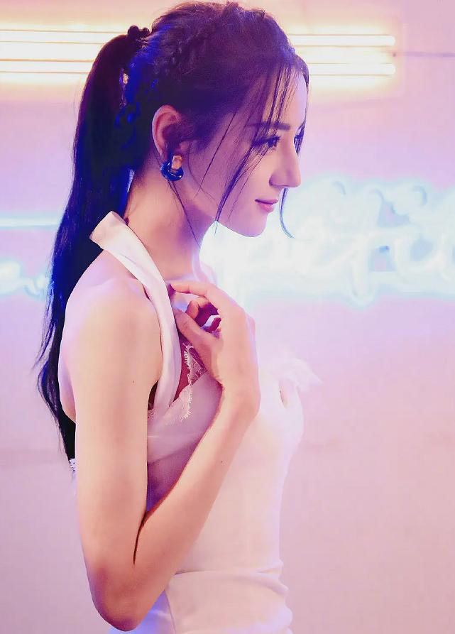 迪丽热巴穿礼服出席活动,迪丽热巴穿礼服散气场