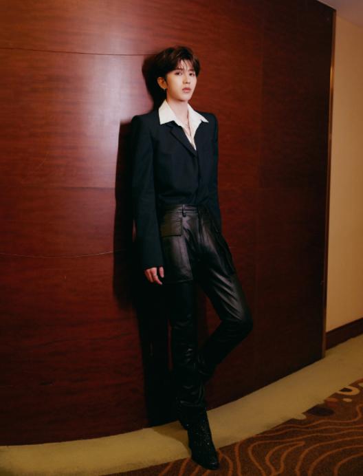 有种“整容”叫蔡徐坤卸妆,失去了眼影后,谁还认得出来?