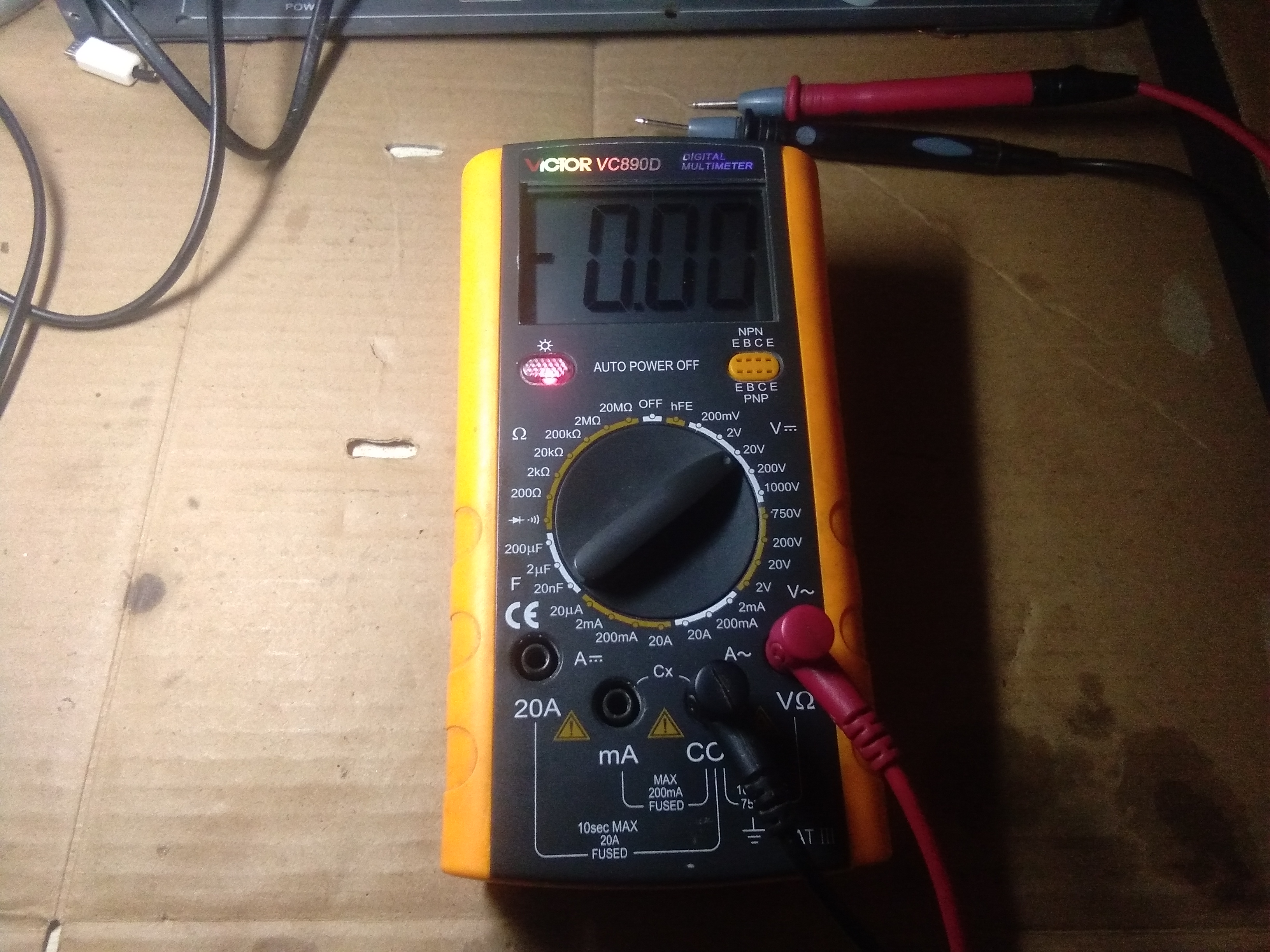 用万用表蜂鸣档测电容一直响,万用表蜂鸣器常响指示灯常亮