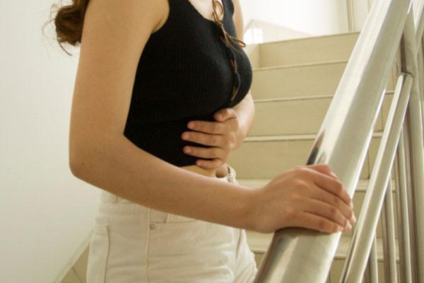 为什么月经迟来了四五天，还有黑褐色的“肉块”落下来？