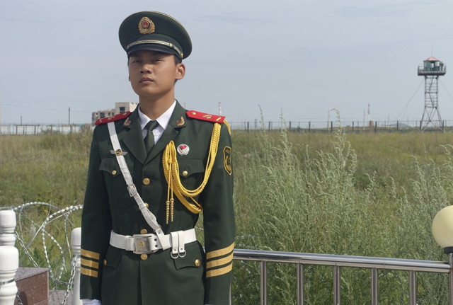 和现役军人离婚孩子会怎么判,双方都是现役军人怎么离婚