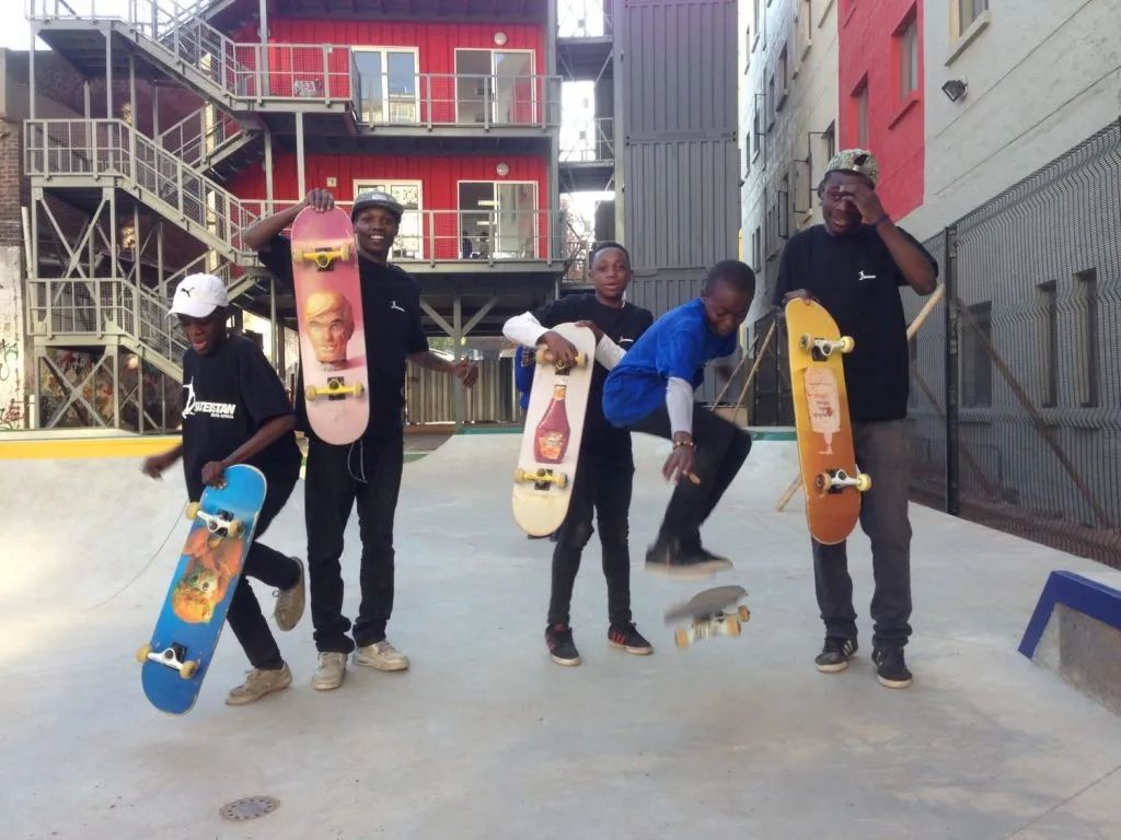 你是滑滑板还是赏滑板？买了艺术家联名的滑板不滑会被说装X吗？