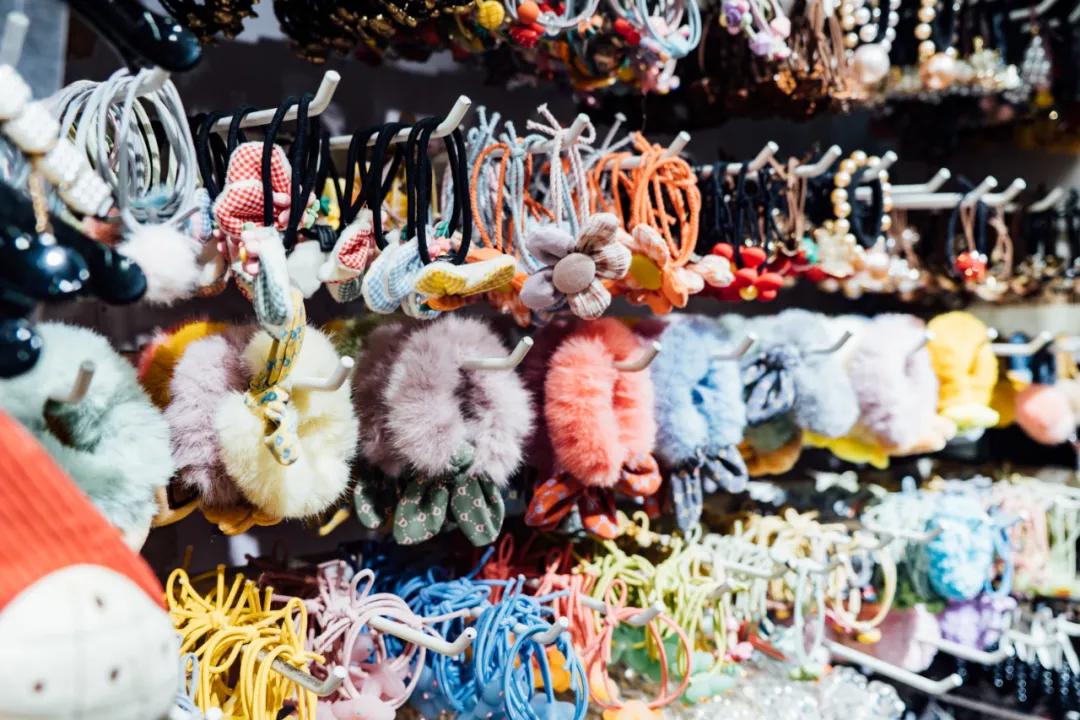 活着的两元店，2块钱能买啥？