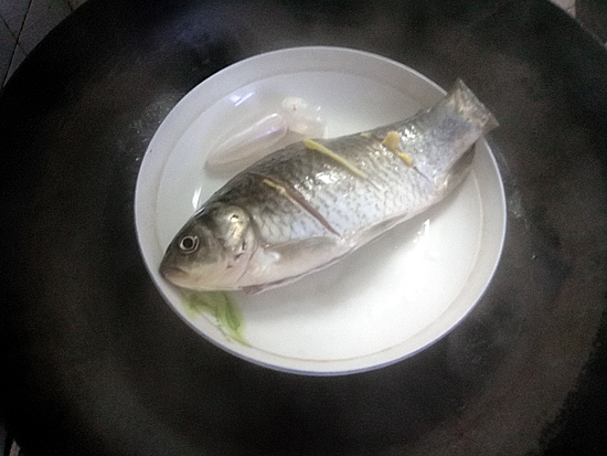 蒸鱼怎么蒸去腥又好吃,蒸鱼的正确方法不用油