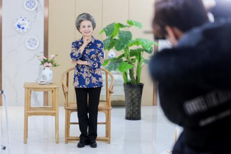 模特就一定年轻貌美?这个71岁的淘女郎秒杀维密大长腿