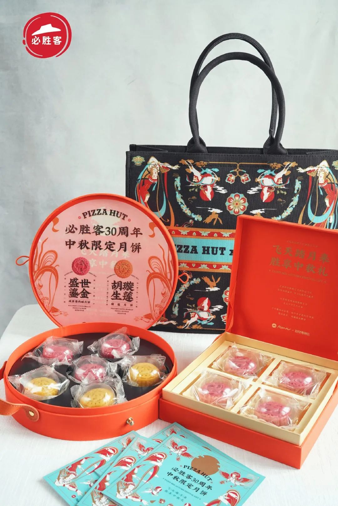 卡姿兰x必胜客的“下午茶”主题彩妆包装,梦回爱丽丝