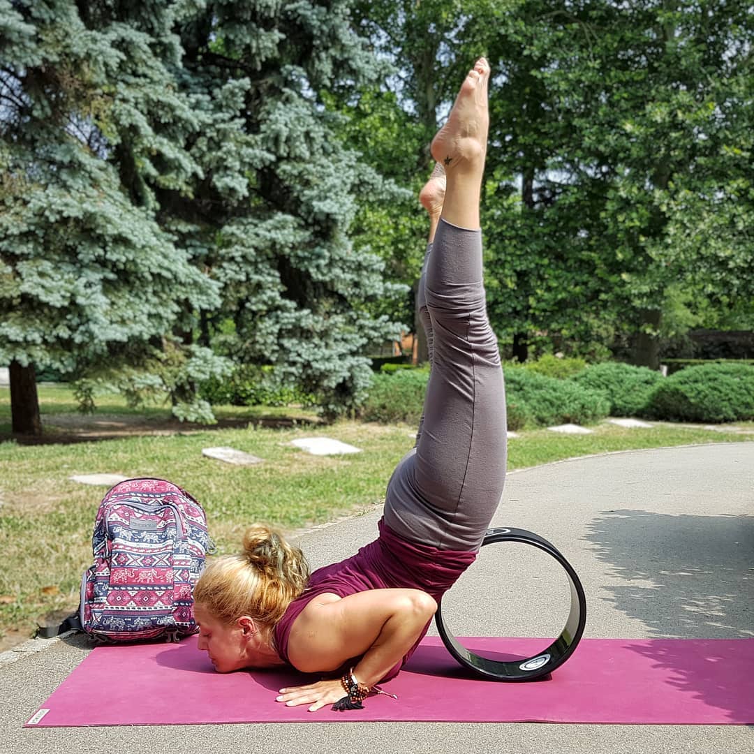 零基础怎么用瑜伽轮,瑜伽轮锻炼方法图解