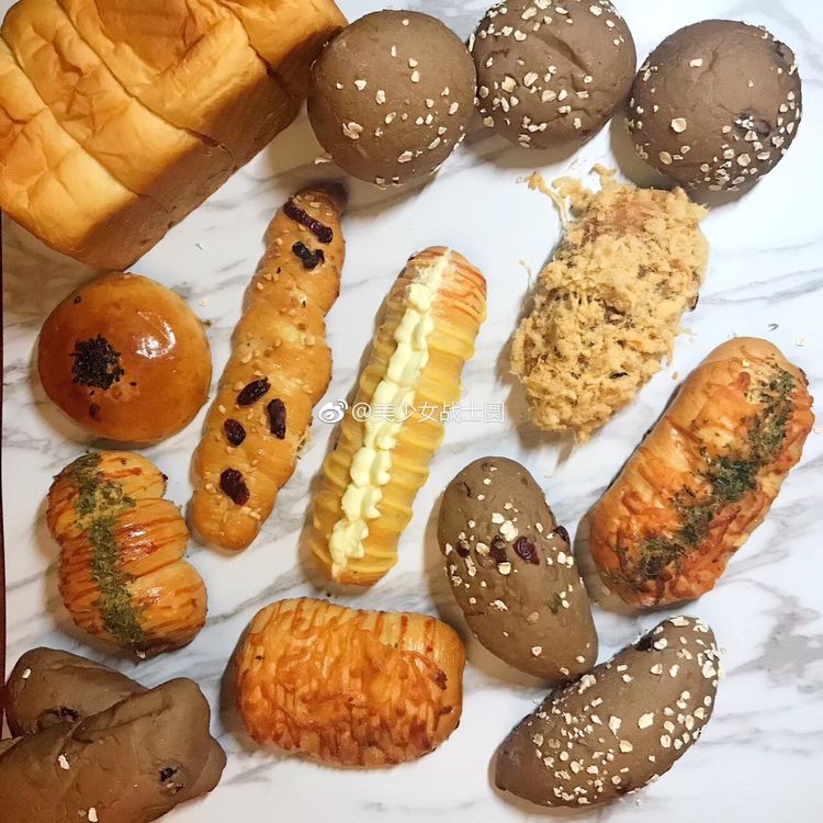 我陪女儿做烘焙年入20万女儿上了报我也成网红