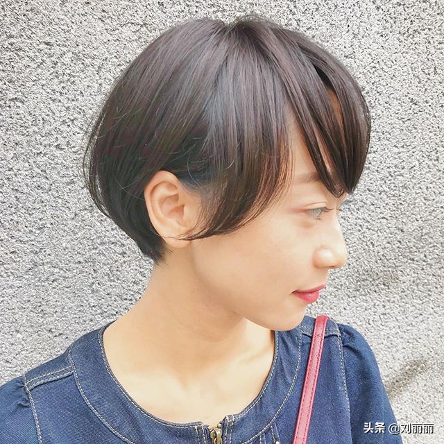最新短发气质洋气女,女性头发稀疏适合的短发40岁左右