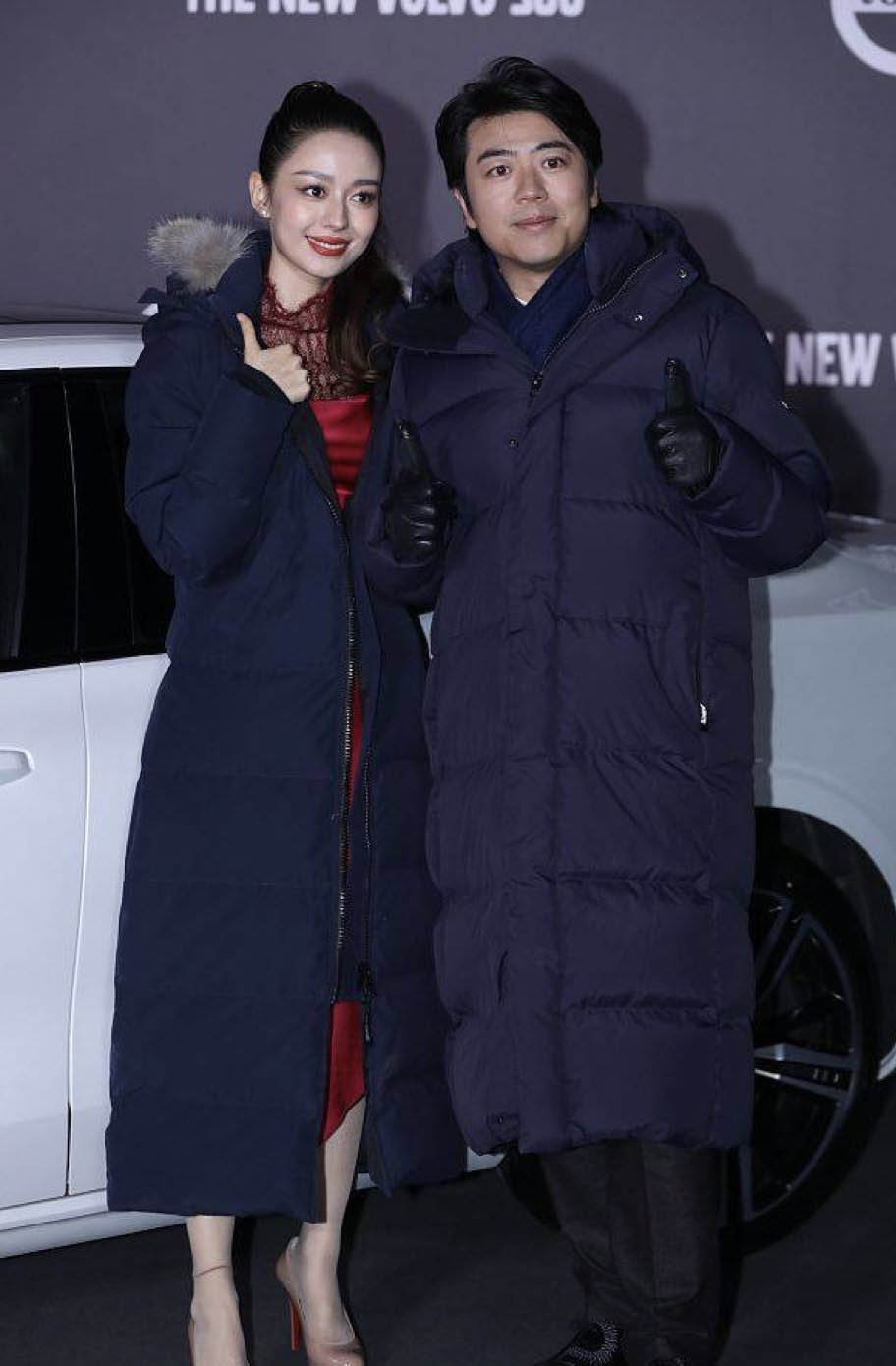 吉娜和郎朗穿羽绒服走红,郎朗和吉娜穿长款羽绒服出席活动